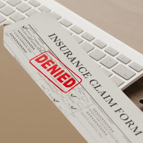 Reclamaciones por seguro insuficiente en Corona