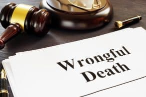 Informe de muerte por negligencia y mazo en un tribunal.