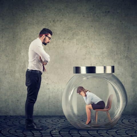 Jefe autoritario empresario mirando un frasco de vidrio con una mujer atrapada en su interior