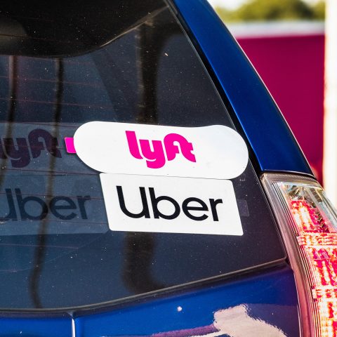 Pegatinas de Lyft y UBER en la ventana trasera de un vehículo que ofrece viajes en el área de la Bahía de San Francisco.