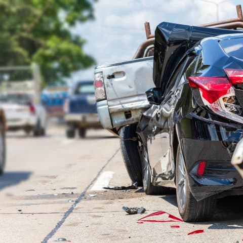 Accidente de tráfico moderno que involucra a muchos coches en la carretera en Tailandia