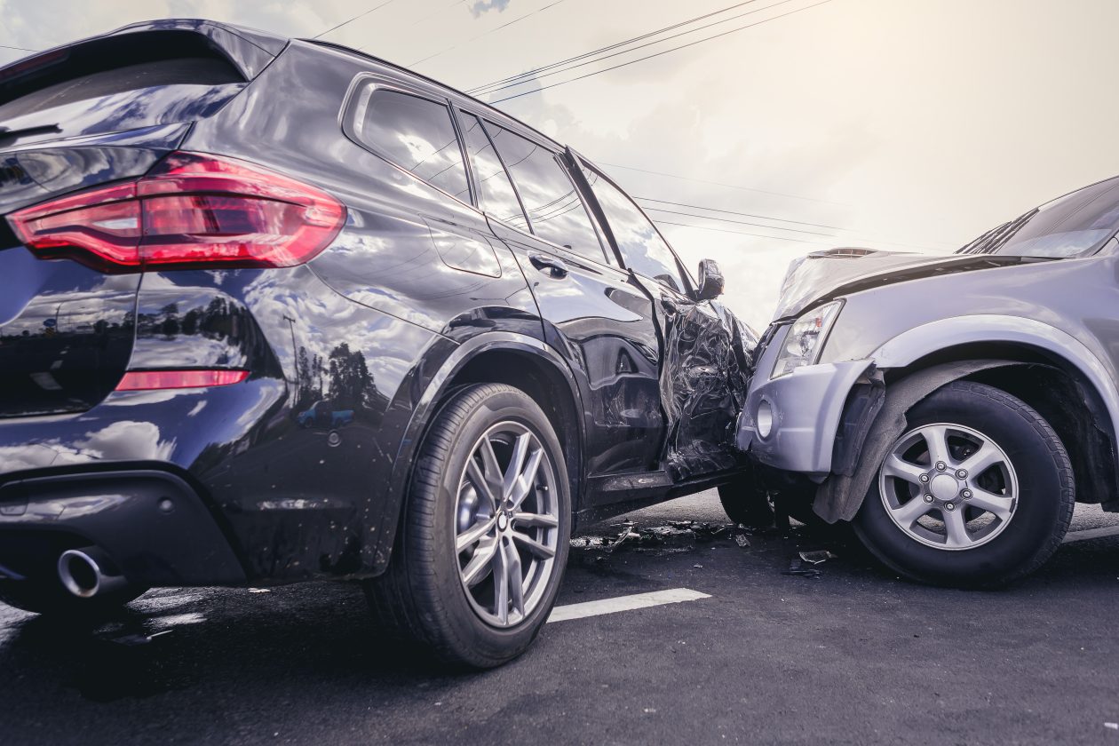 Accidente de coche peligroso en la carretera. SUV chocando al lado.