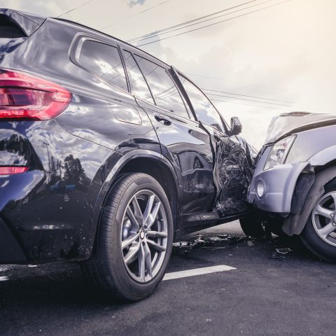 Accidente de coche peligroso en la carretera. SUV chocando al lado.