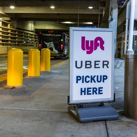 Las compañías de transporte compartido Lyft y Uber tienen puntos de recogida en el aeropuerto. Lyft y Uber han reemplazado a muchos taxis para el transporte.