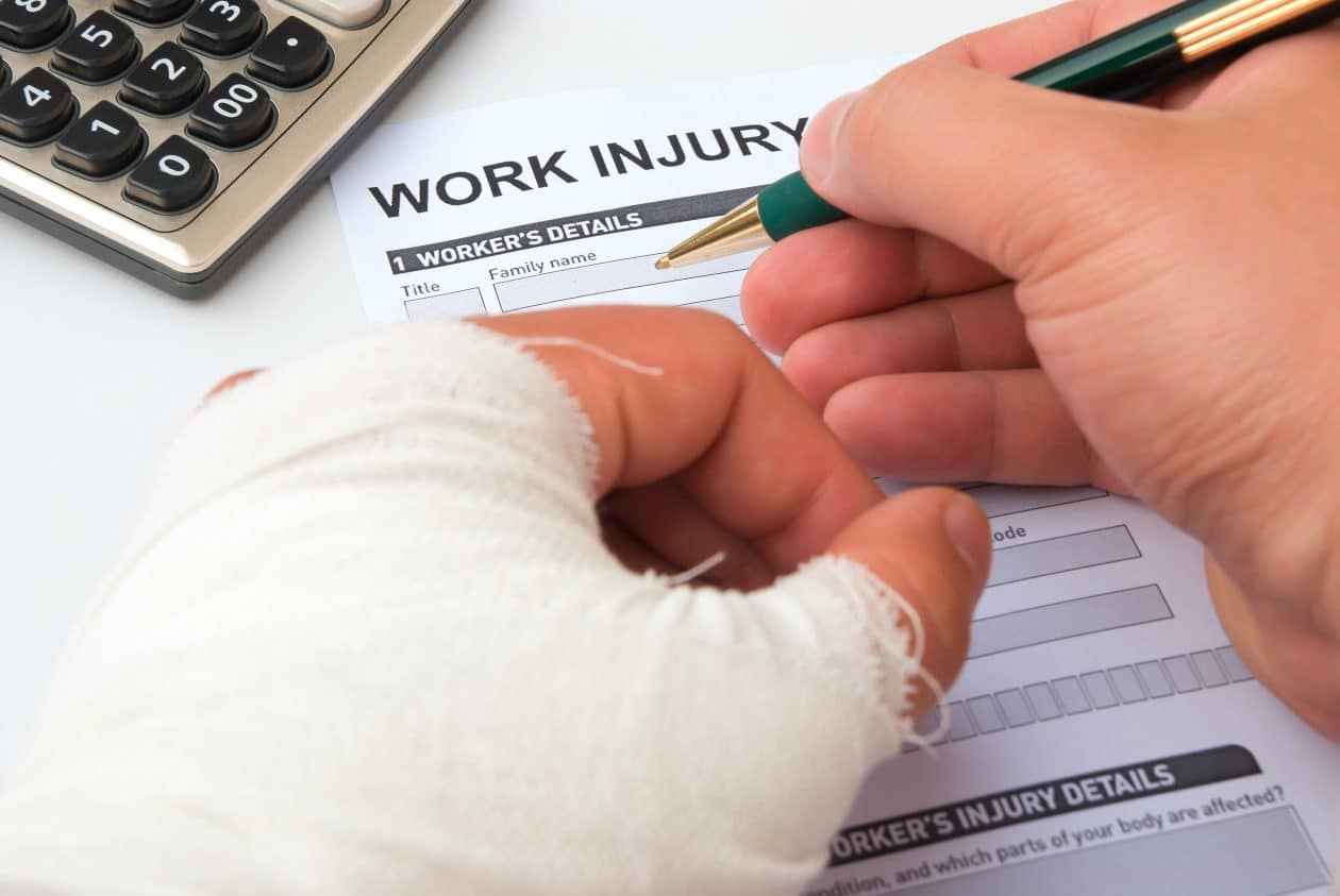 Rellenar un formulario de reclamación por accidente laboral.
