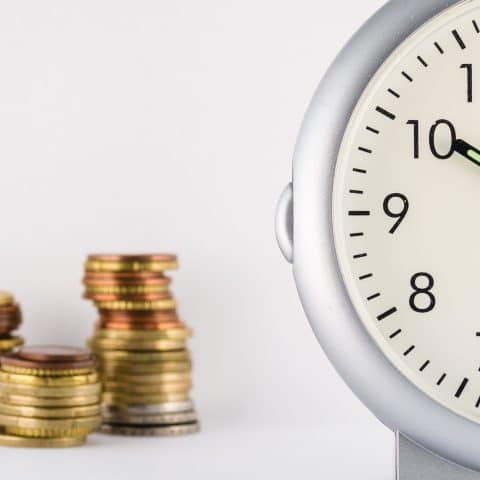 El tiempo es dinero con un reloj de pie y euros