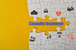 Concepto simbólico sobre SEGURO DE ACCIDENTES en rompecabezas.