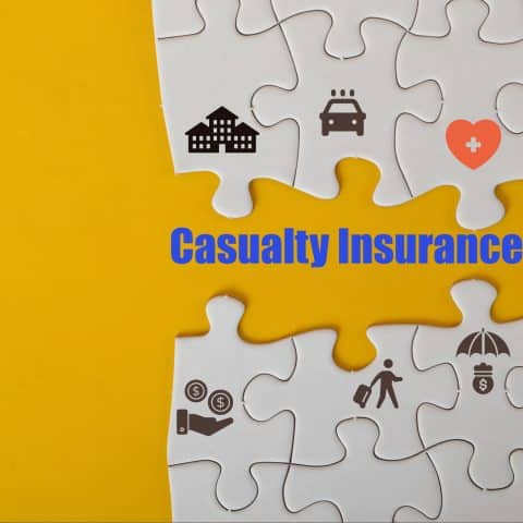 Concepto simbólico sobre SEGURO DE ACCIDENTES en rompecabezas.