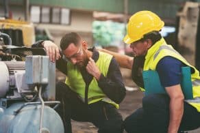 Un ingeniero masculino sufre un accidente en el trabajo en una fábrica industrial. Concepto de salud y seguridad en el trabajo.