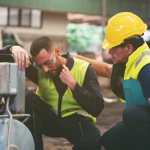 Un ingeniero masculino sufre un accidente en el trabajo en una fábrica industrial. Concepto de salud y seguridad en el trabajo.