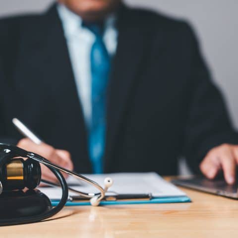 Un abogado de lesiones personales tiene la autoridad legal para guiar a los clientes hacia una decisión justa, empuñando el martillo de la justicia.