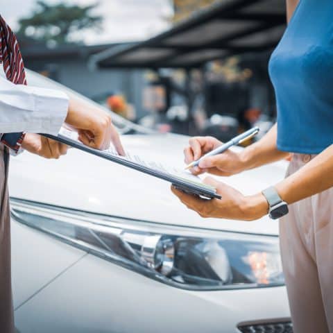Reclama renta de auto tras accidente en Phoenix