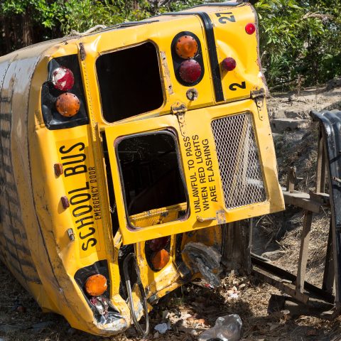 El autobús escolar se volcó en un accidente.