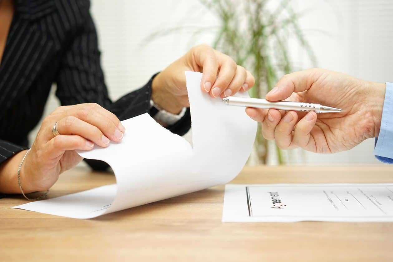 ¿Cuándo Deberías Contratar A Un Abogado Para Un Acuerdo De Terminación?