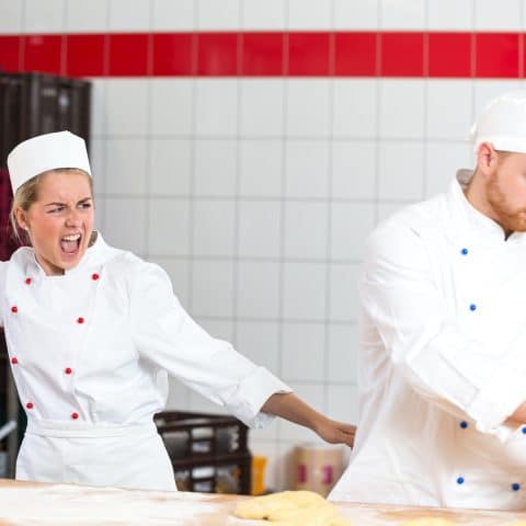 Panadero frustrado con el colega que le lanza masa.