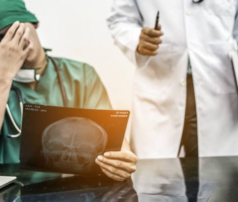 Evidencia clave para demostrar negligencia en cirugías fallidas